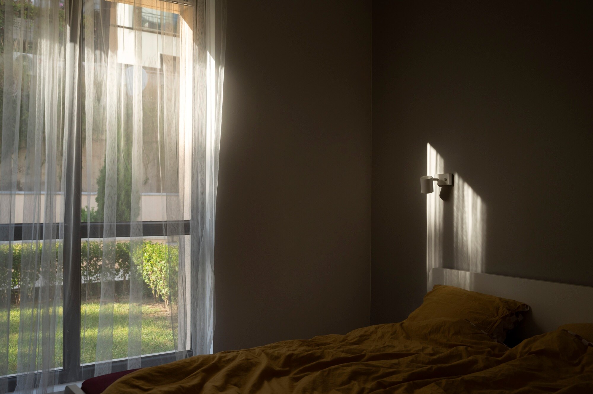 Habitación iluminada con luz natural